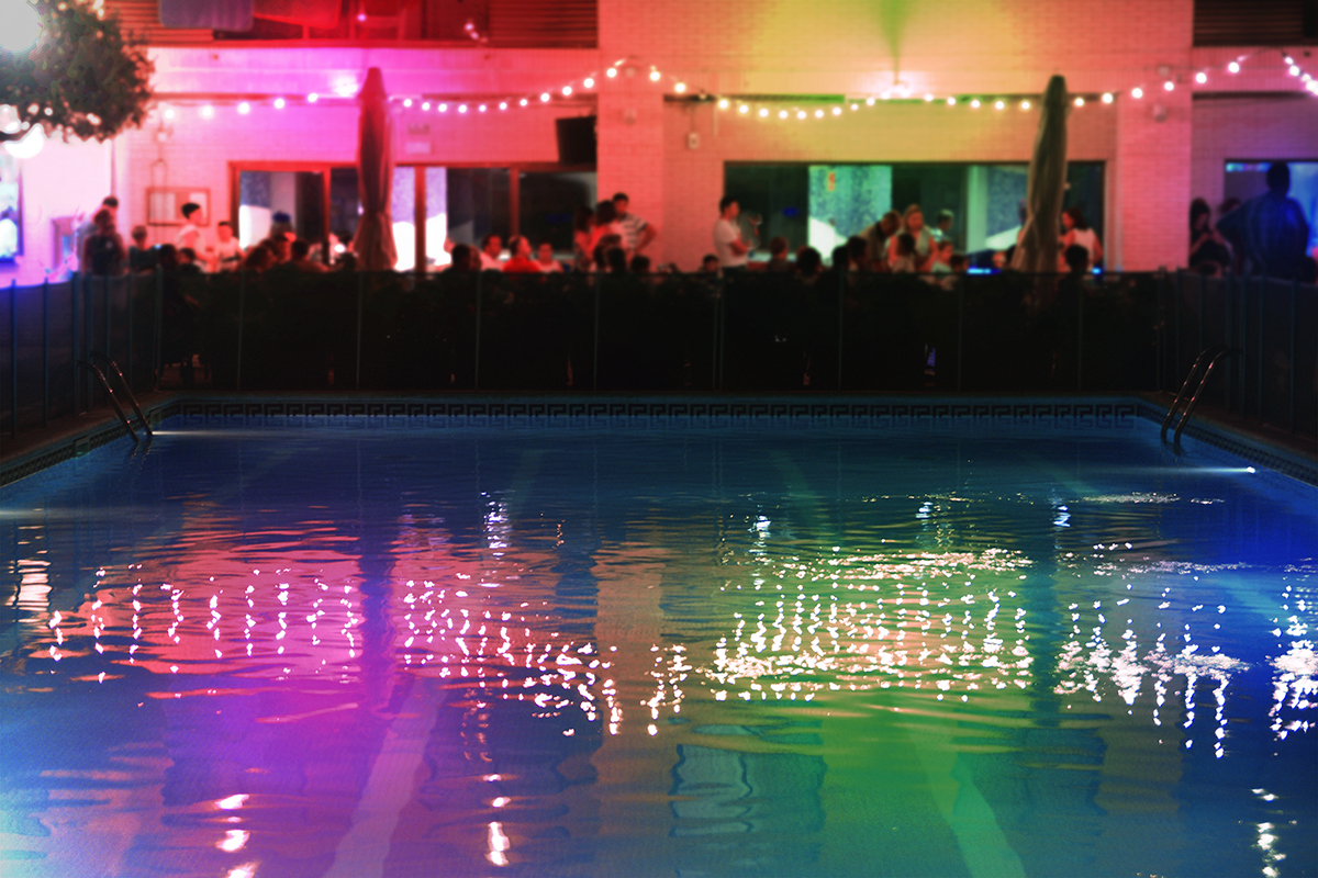 How to throw a  memorable pool party during the holidays
